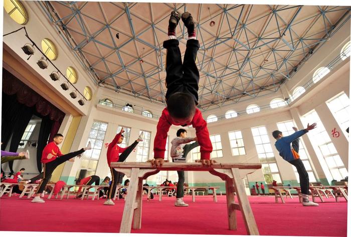 2014年10月24日，吴桥国际杂技艺术学校的学生们在练功。