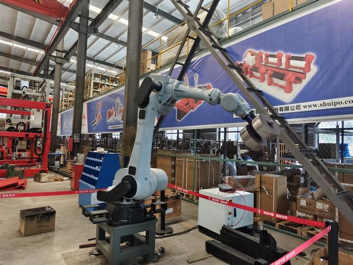   山东水泊智能装备股份有限公司自主研发的工业机器人。新华社记者 邵鲁文 摄