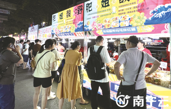 市民游客在挑选酸嘢。