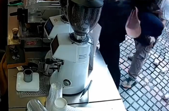 Manner咖啡一名男性员工与女性顾客发生争执。图源：社交平台截图