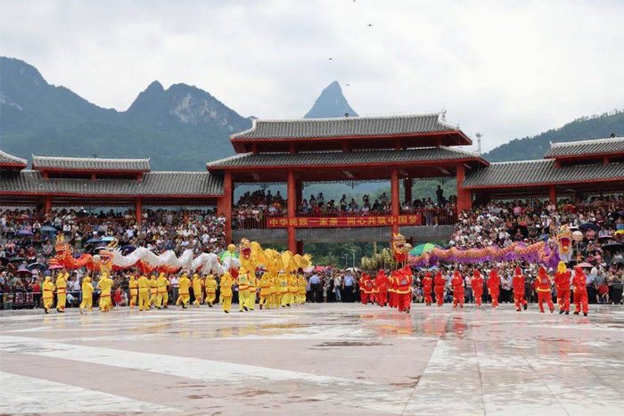 分龙布雨表演。