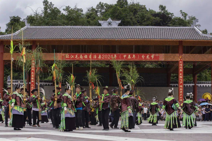 苗族芦笙队表演。