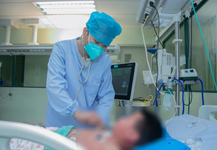 程行锋医生为患儿做检查（资料图）。图由医院提供