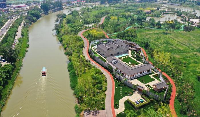   游船在沧州市区境内的京杭大运河上行驶（2023年5月16日摄）。