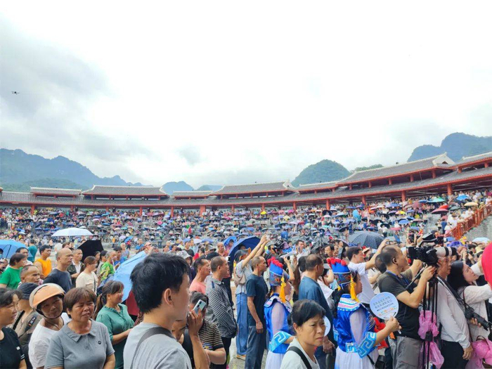 活动现场人潮涌动。卢文斋 摄