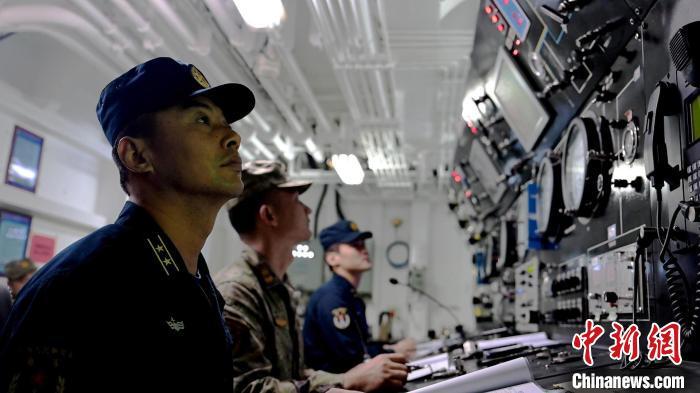 军医检测潜水员状态。图片由受访单位提供。