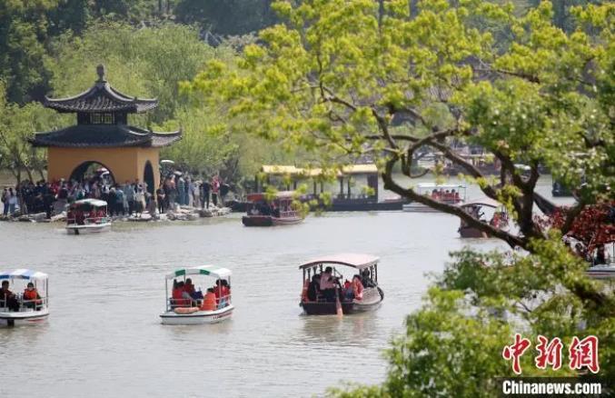 图片瘦西湖景区钓鱼台前人头攒动。扬州市委宣传部供图