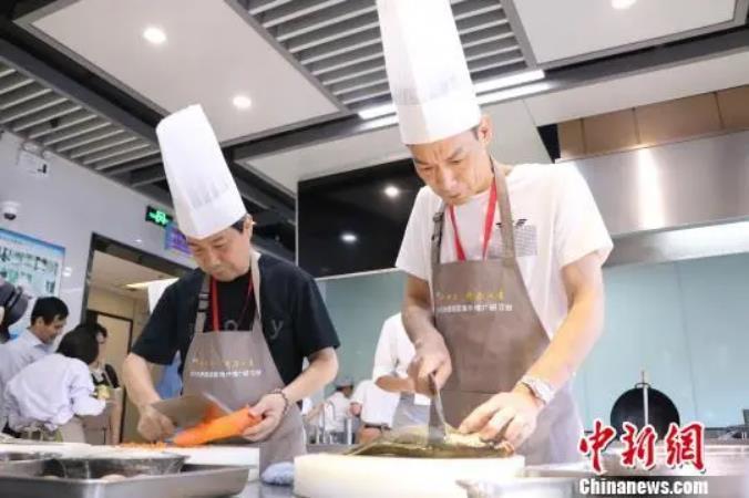 海内外中餐从业人员学习制作淮扬菜。扬州市委宣传部供图