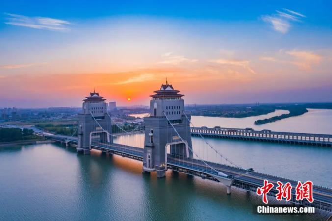 图片扬州万福大桥。扬州市委网信办供图