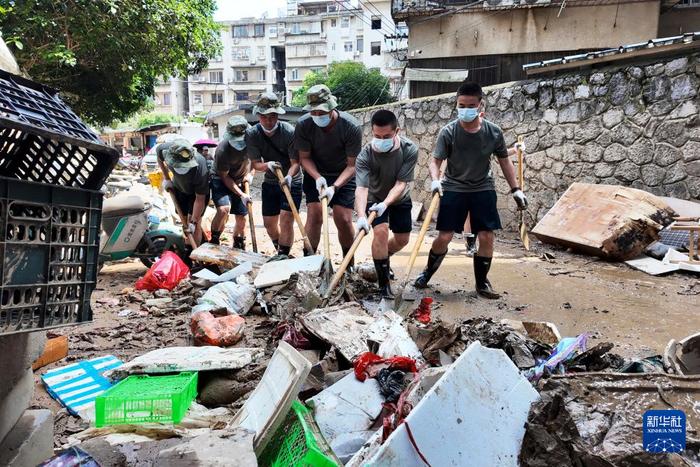 　　6月21日，桂林联勤保障中心官兵在桂林市象山区象山街道协助地方清除淤泥及杂物。新华社发（姜超林摄）