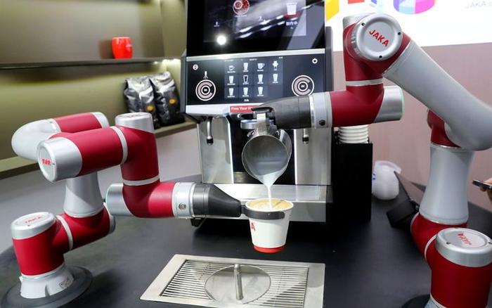 节卡机器人股份有限公司上海展厅内，机器人在表演调制咖啡（5月24日摄）。新华社记者 龚兵 摄