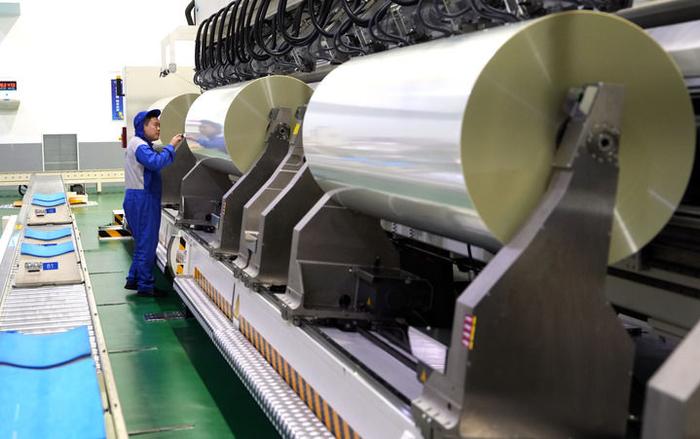 位于辽宁营口仙人岛经济开发区的康辉新材料科技有限公司工人在生产车间查看产品（6月13日摄）。新华社记者 章磊 摄