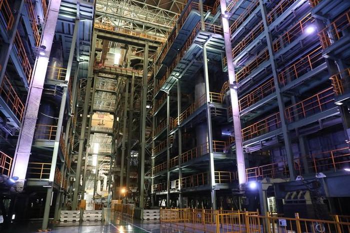 这是在上海宝钢股份宝山基地拍摄的“黑灯工厂”内景（5月22日摄）。新华社记者 龚兵 摄