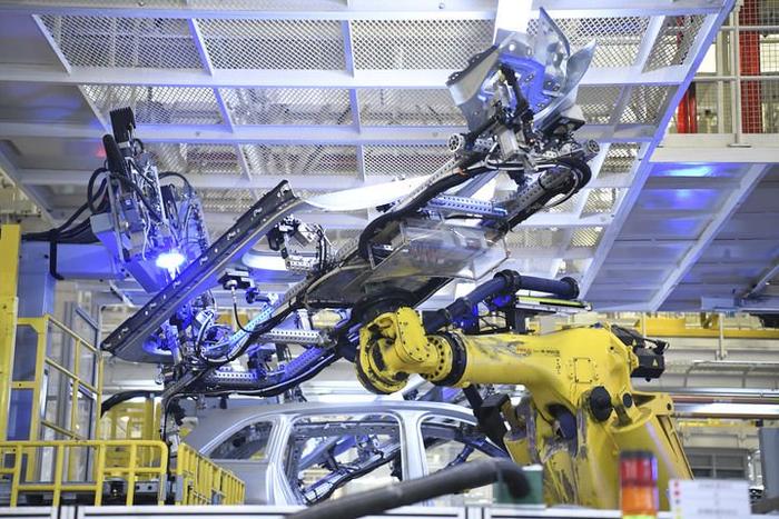 江苏常州理想汽车智能制造基地焊装车间的机械臂正在作业（5月31日摄）。新华社记者 柳文惠 摄
