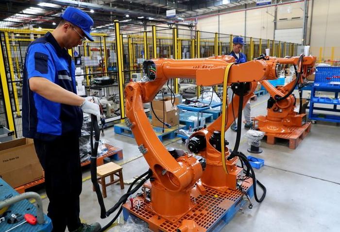 工作人员在上海新时达机器人有限公司位于嘉定的智能工厂内忙碌（5月23日摄）。新华社记者 龚兵 摄