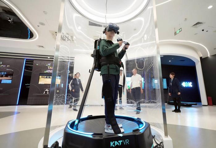 在位于江苏苏州昆山市的昆山元宇宙产业园元宇宙展示厅里，参观者体验VR游戏（6月1日摄）。新华社记者 李尕 摄