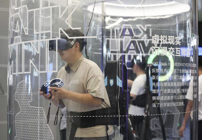 在位于江苏苏州昆山市的昆山元宇宙产业园元宇宙展示厅里，参观者体验VR游戏（6月1日摄）。新华社记者 杨磊 摄