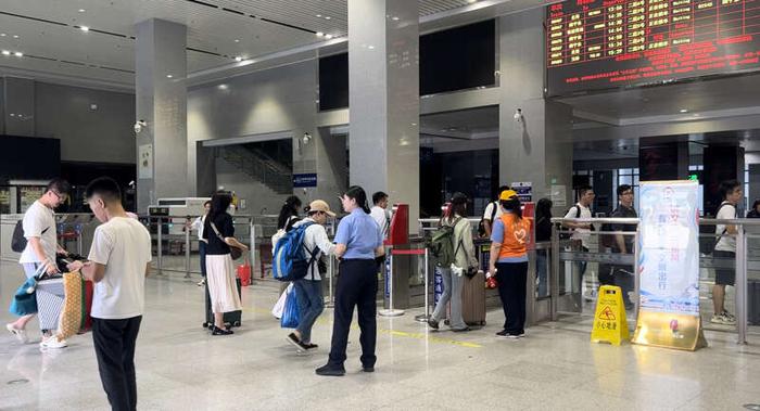 6月21日桂林站，旅客正在进站。吴欣宇/摄