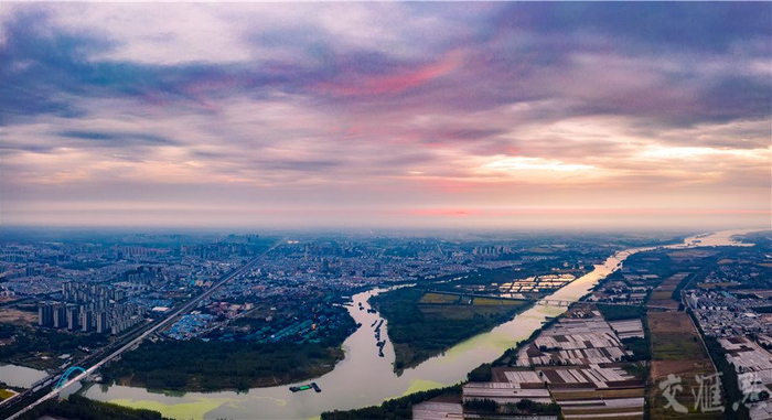 清晨霞光普照着邳州大地，古老的运河穿绕小城而过。居立 摄