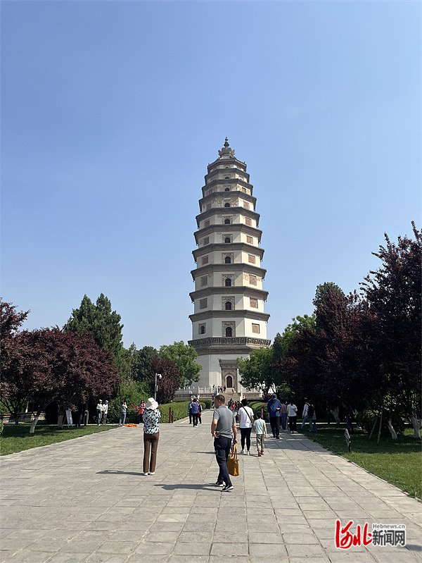 近日，游客在定州开元寺塔游玩。河北日报记者 田 恬摄