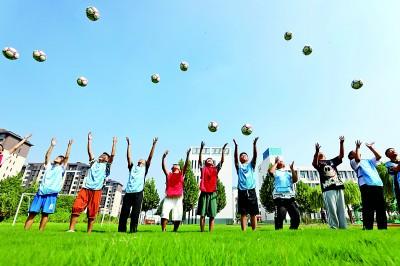 河南省焦作市温县第四实验小学学生在上体育课。新华社发