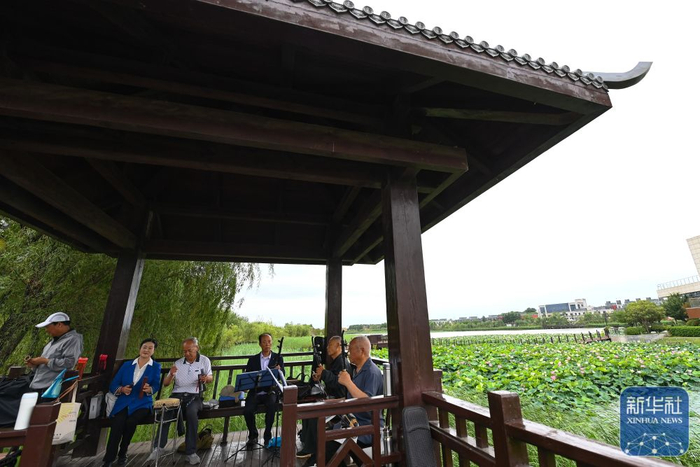 ↑当地居民在陕西省富平县石川河国家生态公园内练习秦腔（6月21日摄）。新华社记者 邹竞一 摄