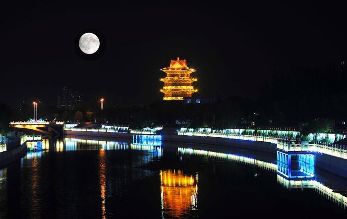 2017年10月4日，在河北省沧州市，月亮与大运河景观带相映生辉（二次曝光）。