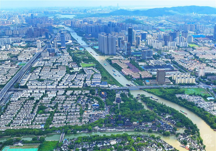 无人机航拍京杭大运河苏州段，水清岸绿、货畅其行。王建中 摄