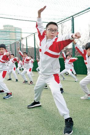 在北京人大附中实验小学，学生们在体育课中进行武术练习。新华社发