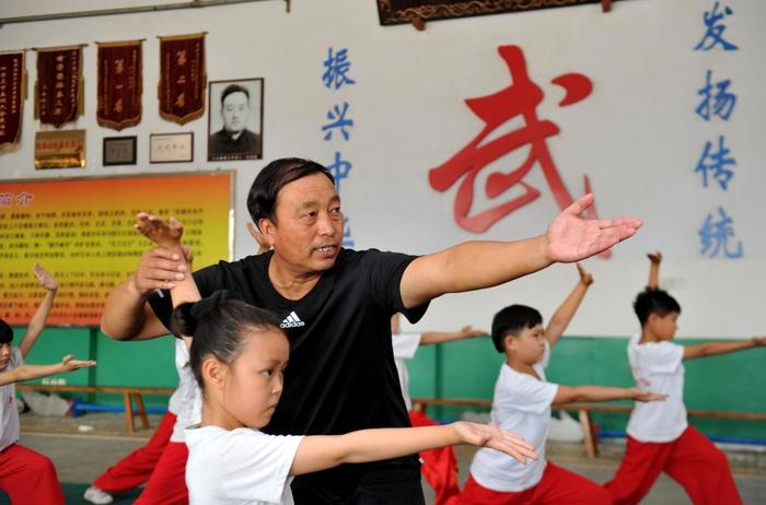 2017年6月17日，石同鼎（中）在泊头六合武馆内教授小学生六合拳法。