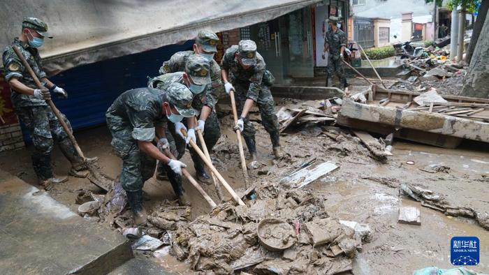 　　6月21日，武警广西总队桂林支队官兵在桂林市七星区东江路清除淤泥及杂物。新华社记者 刘一诺 摄