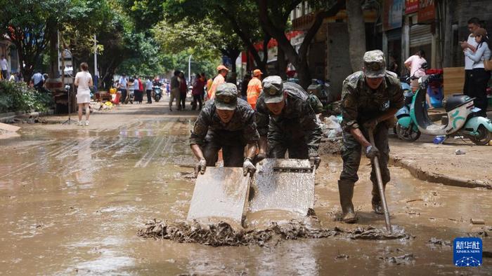 　　6月21日，武警广西总队桂林支队官兵在桂林市七星区东江路清淤。新华社记者 刘一诺 摄