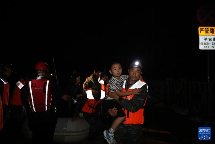 　　6月20日，武警安徽总队黄山支队官兵在黄山市歙县夜间紧急转移受灾群众。新华社发（刘磊 摄）