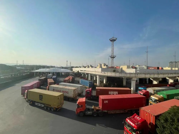 图为义乌港海关监管场所内等待驶往宁波舟山港出海的集装箱卡车。受访者供图