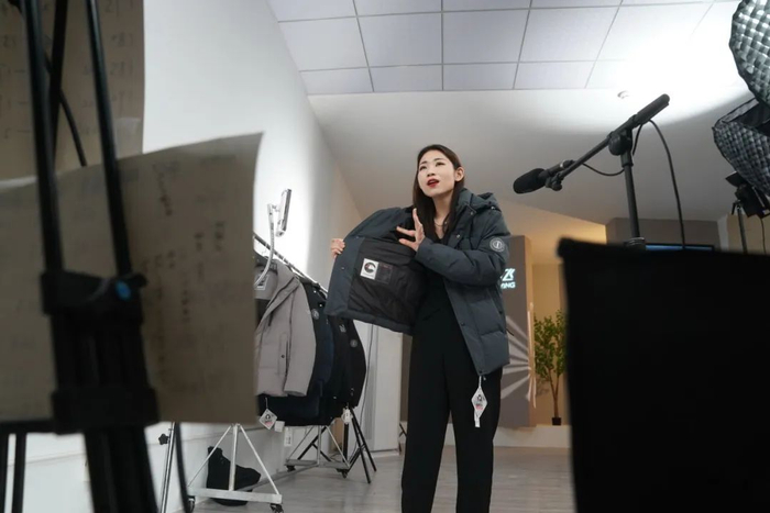 7日，在常熟市云裳小镇一家服装企业，主播在直播带货。季春鹏摄（新华社）