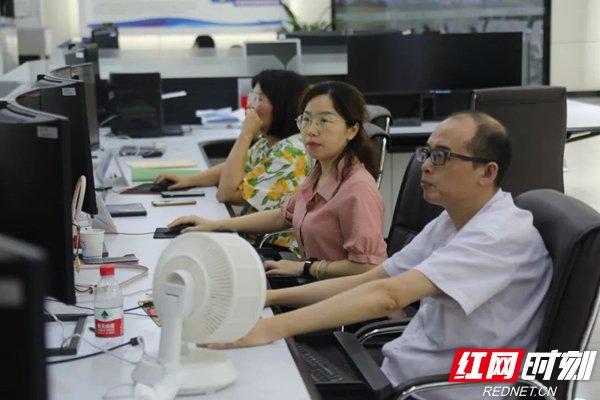6月22日下午，湖南省气象台进行天气研判。