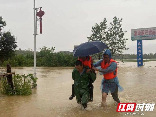 强降雨来袭，低洼区域水位上涨。6月22日，临湘市部分乡镇紧急转移群众。张驰成 摄