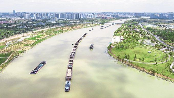 6月20日，京杭大运河宿迁市宿城区段，船舶往来穿梭，水上运输呈现一派繁忙景象。 徐瑞 摄 （视觉江苏网供图）