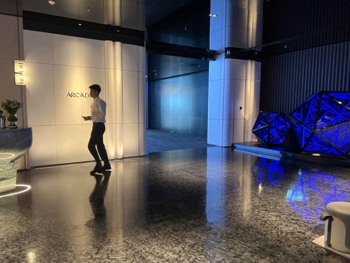     图为深湾玖序售楼中心   本报记者 黄灵灵/摄   