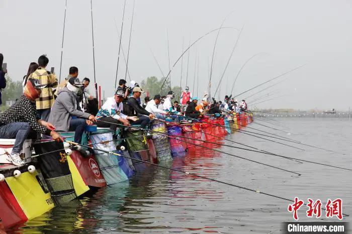 钓鱼活动风靡全国。中新社记者 刘林 摄