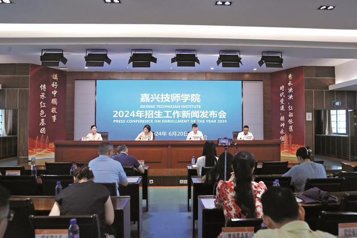 　　扫一扫，上读嘉阅读更多