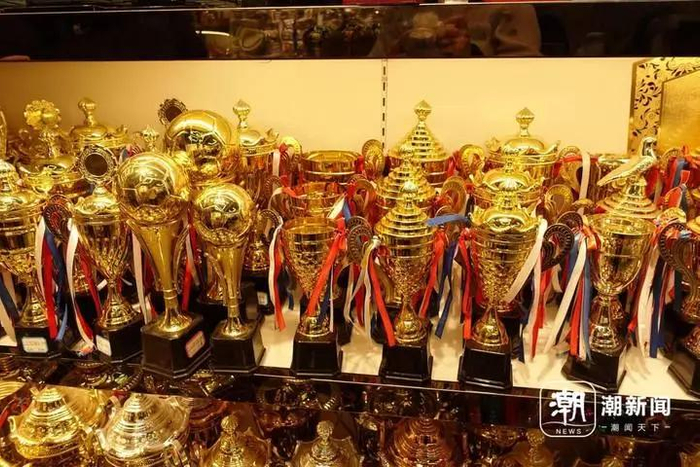“金尊奖杯”店铺里的奖杯