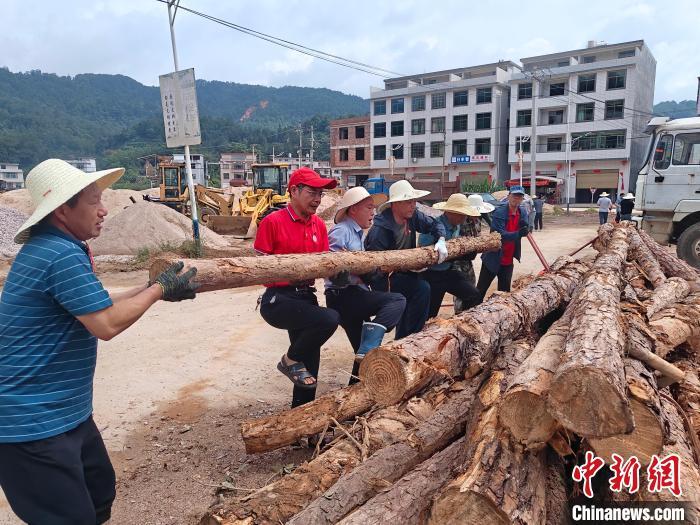 党员干部们就三五成群，分工合作，帮助灾后重建。上杭县融媒体中心供图