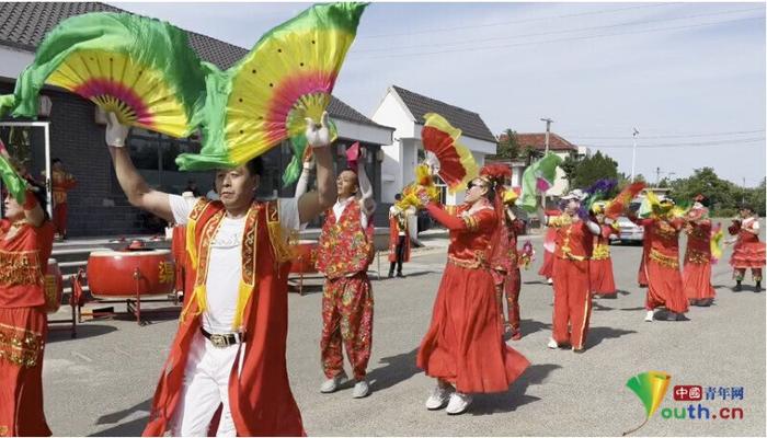 凤凰花开心秧歌队在渠隔村演出。乔佳新 摄