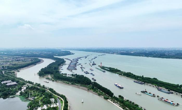 京杭大运河江苏扬州段运输忙。孟德龙