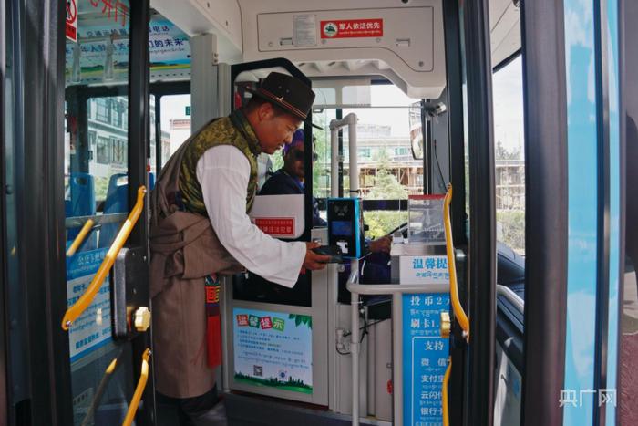 山东援助的公交车给当地群众出行带来便利（央广网记者 唐磊 摄）
