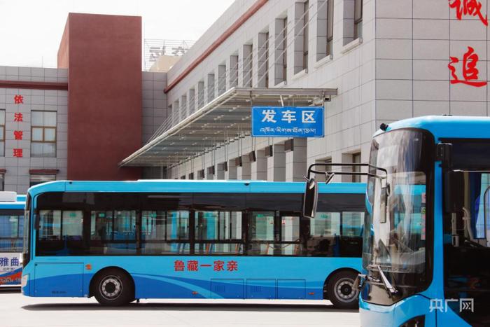 山东援助的公交车从车站发车（央广网记者 唐磊 摄）