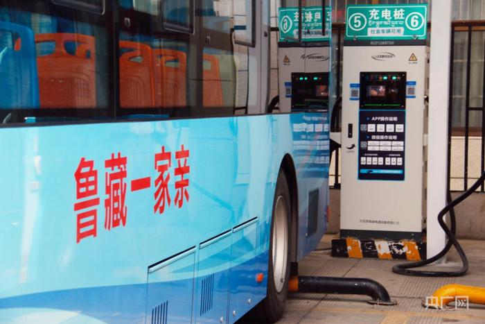 公交车停在充电站内充电（央广网记者 唐磊 摄）