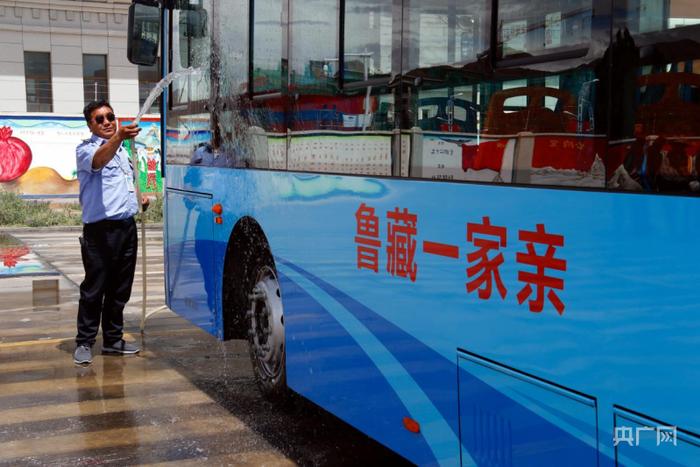 公交司机正在清洗车辆（央广网记者 唐磊 摄）