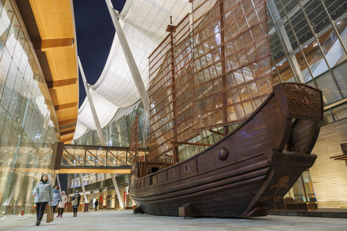 2023年12月27日，大运河博物馆，市民走过高大的铜船。新京报记者 王子诚 摄